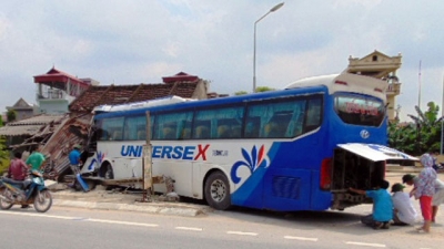 Xe khách đâm vào nhà dân làm một người chết